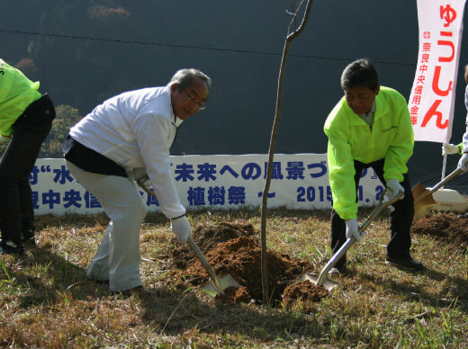 川上村水源地への植樹